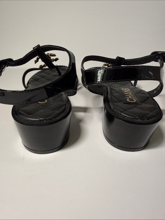 CHANEL Black Quilted Patent Leather T-Strap Sandals with Gold CC Chain main image 7